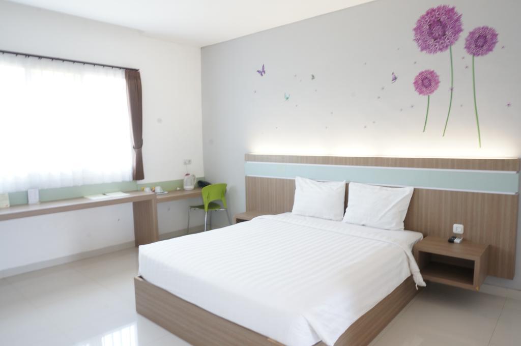 Rumah Cassa Guest House Surabaya Rum bild