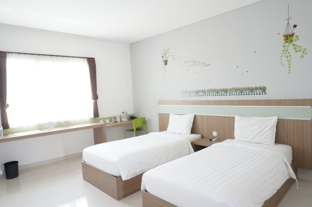 Rumah Cassa Guest House Surabaya Rum bild