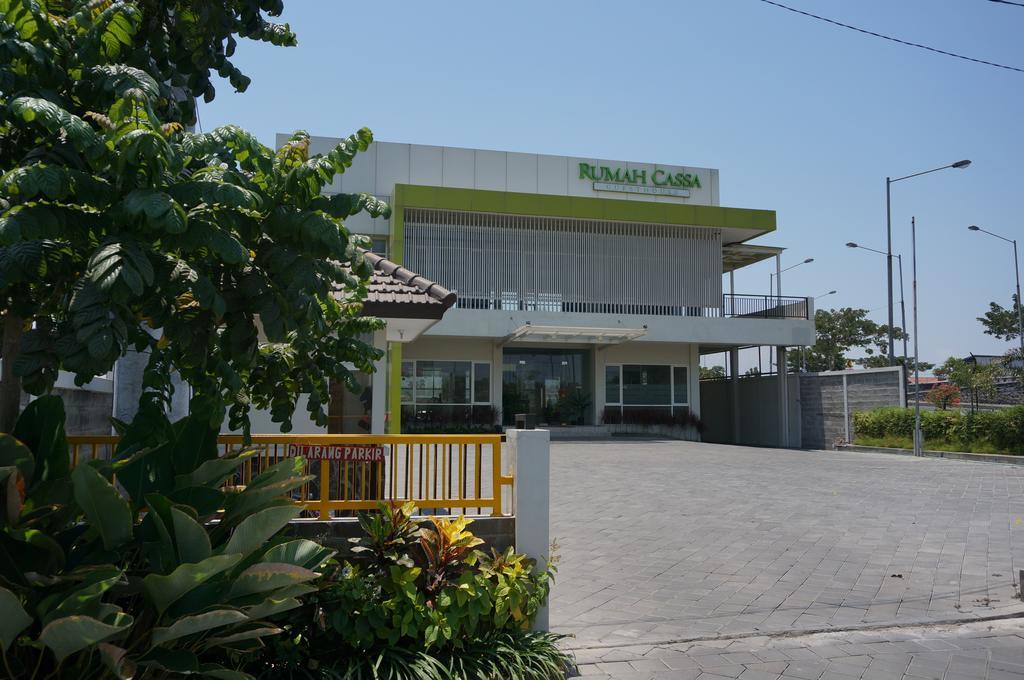 Rumah Cassa Guest House Surabaya Exteriör bild