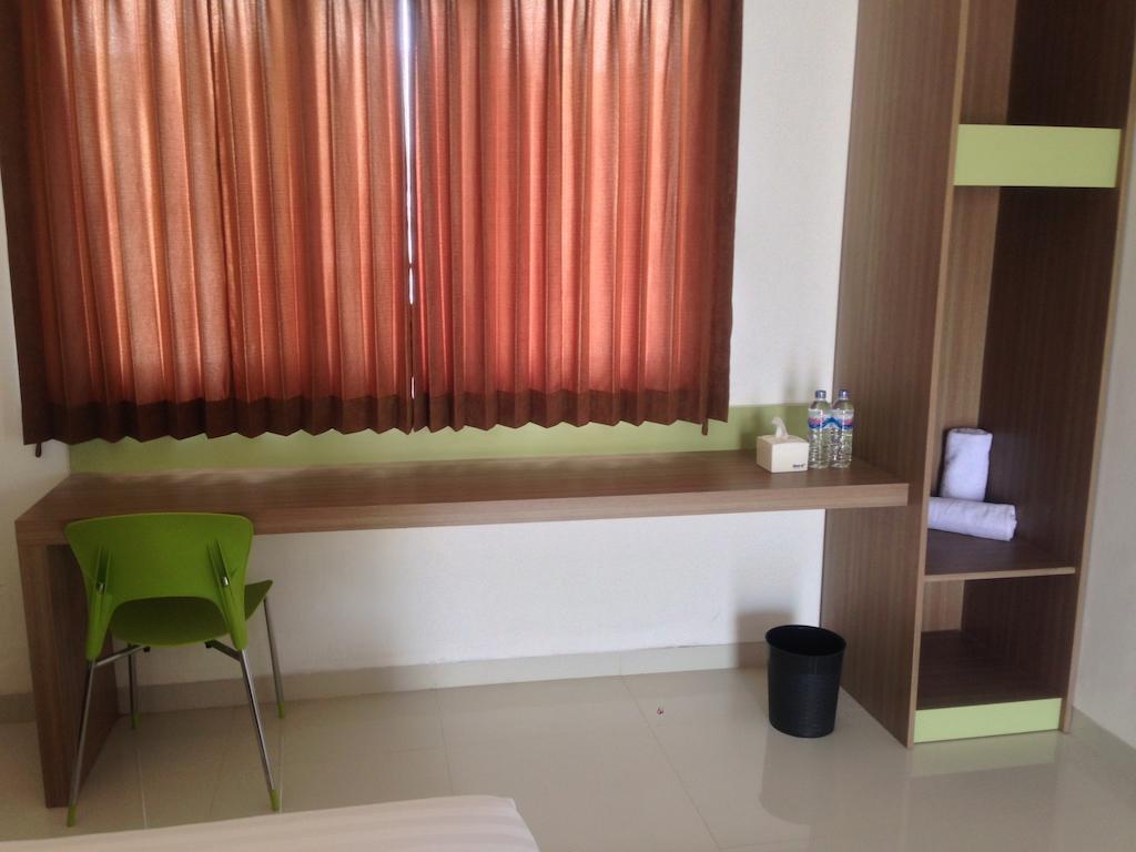 Rumah Cassa Guest House Surabaya Rum bild