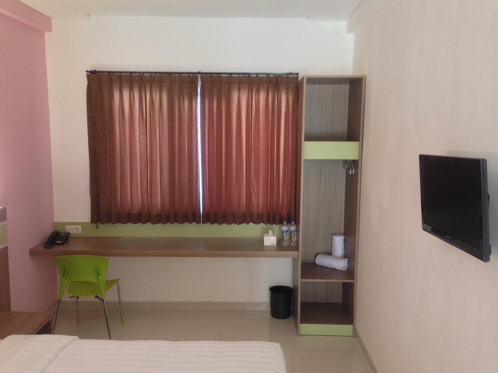 Rumah Cassa Guest House Surabaya Rum bild