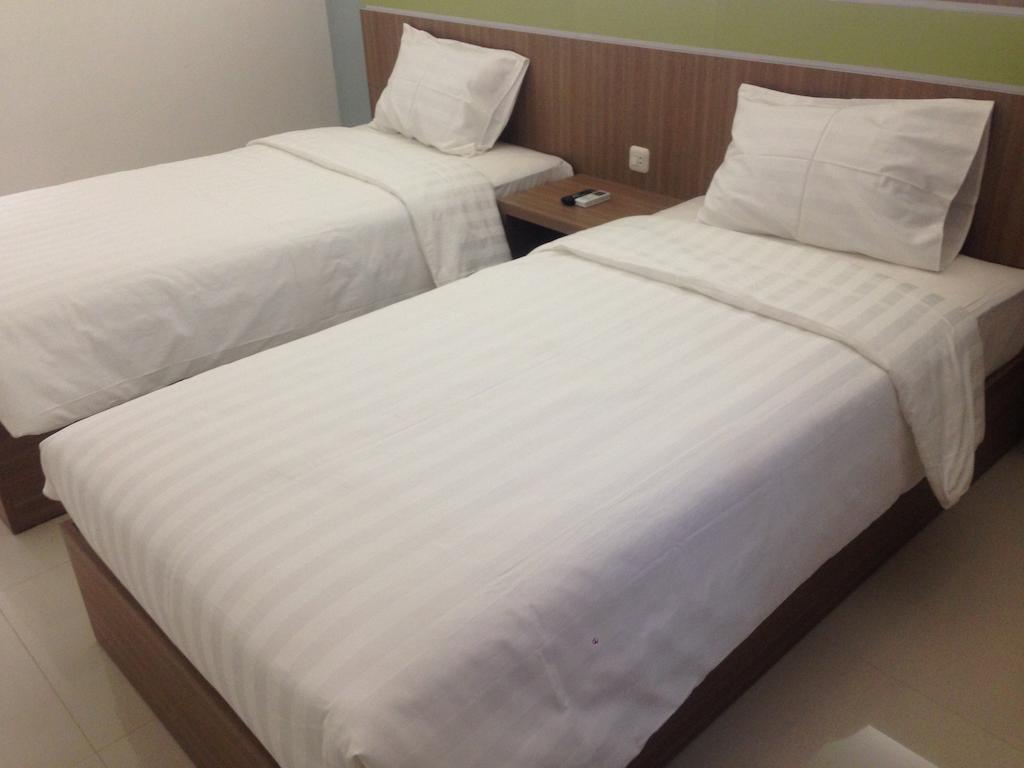 Rumah Cassa Guest House Surabaya Rum bild