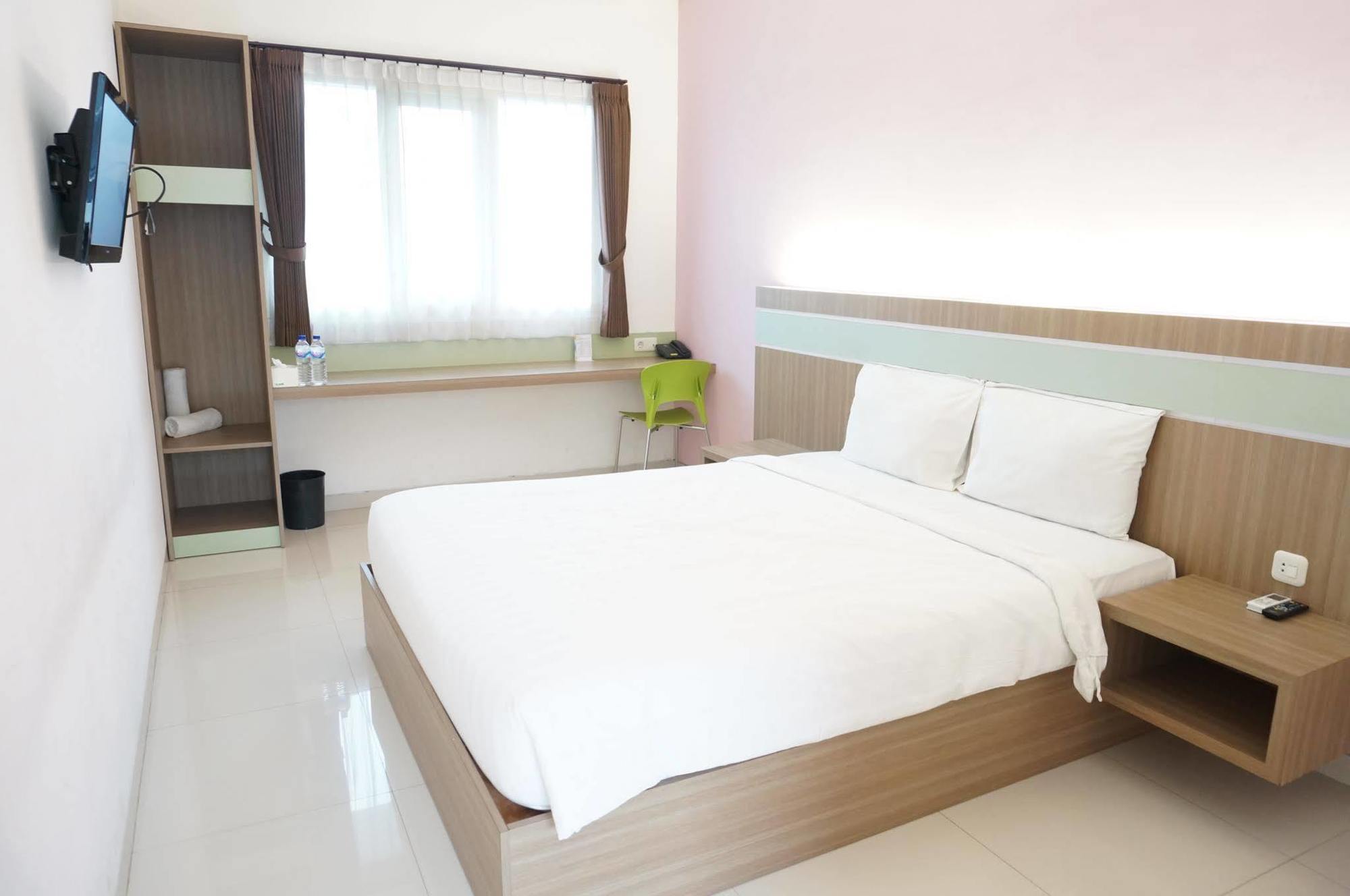 Rumah Cassa Guest House Surabaya Exteriör bild
