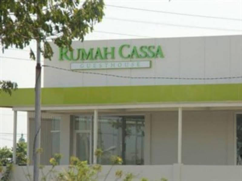 Rumah Cassa Guest House Surabaya Exteriör bild