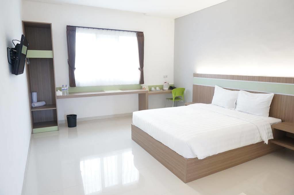 Rumah Cassa Guest House Surabaya Exteriör bild